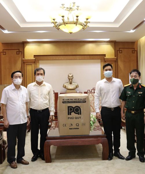 AMDI Group presents 300 N95 masks and 300 protective suits